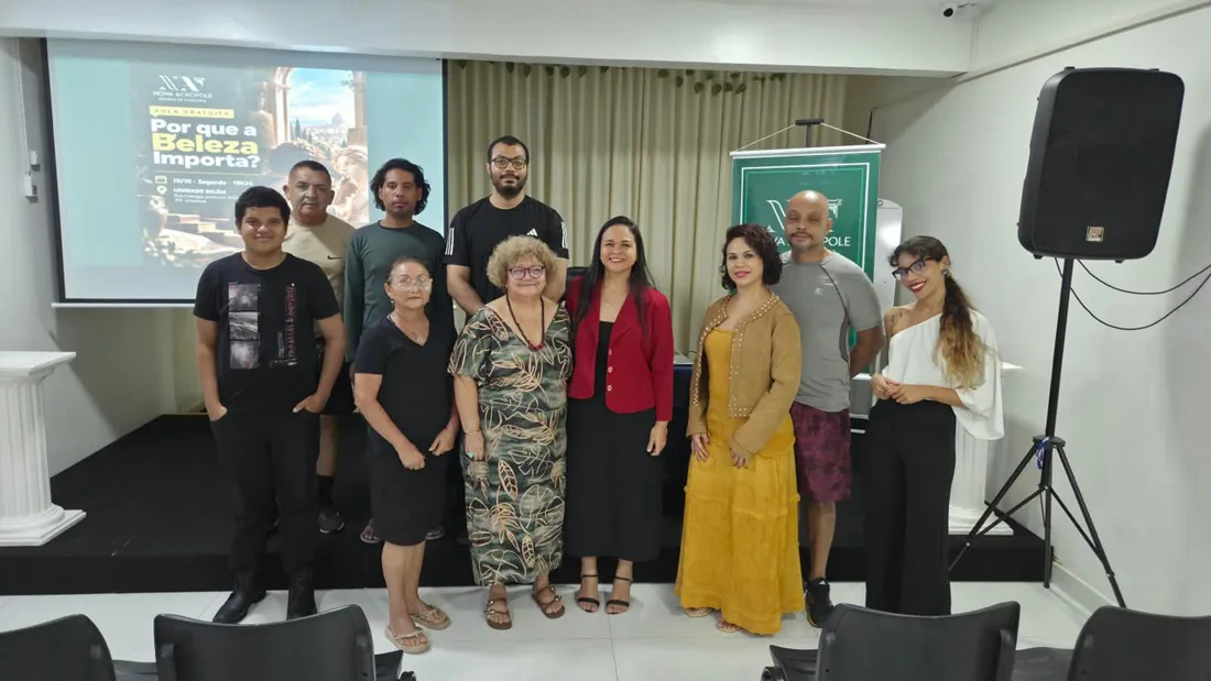 Grupo ao final da aula Por que a Beleza Importa?